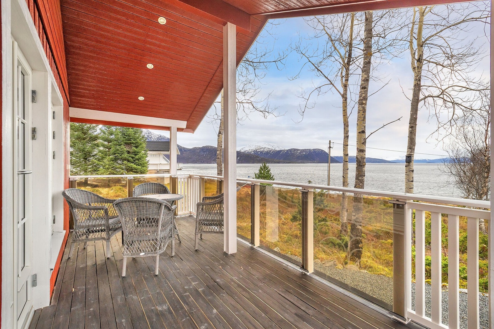 Overbygd terrasse med nydelig utsikt Galleribilde