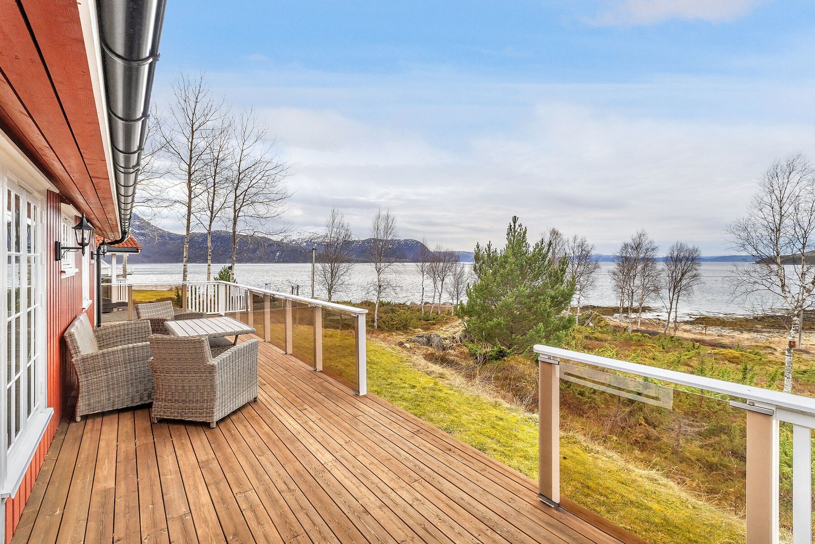 Fra terrassen nyter du solen og utsikten mot fjorden i usjenerte omgivelser. Galleribilde