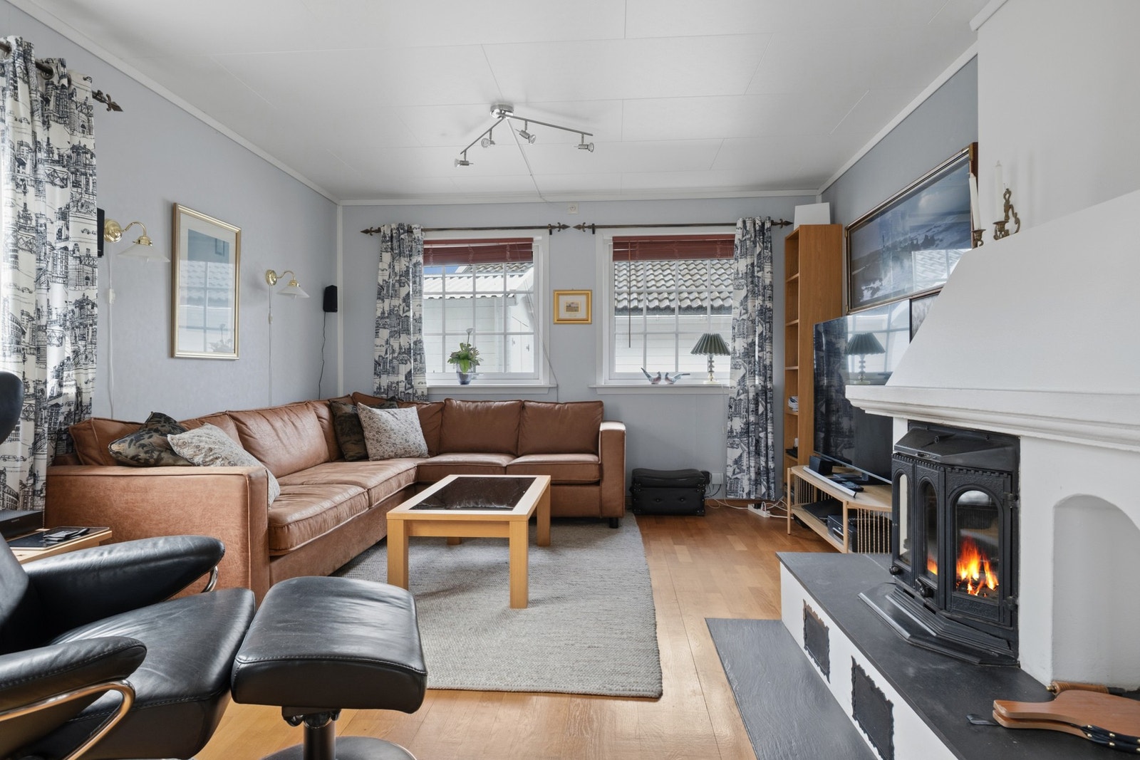 Stue har god plass til både sofagruppe og spisebord med stoler. Galleribilde