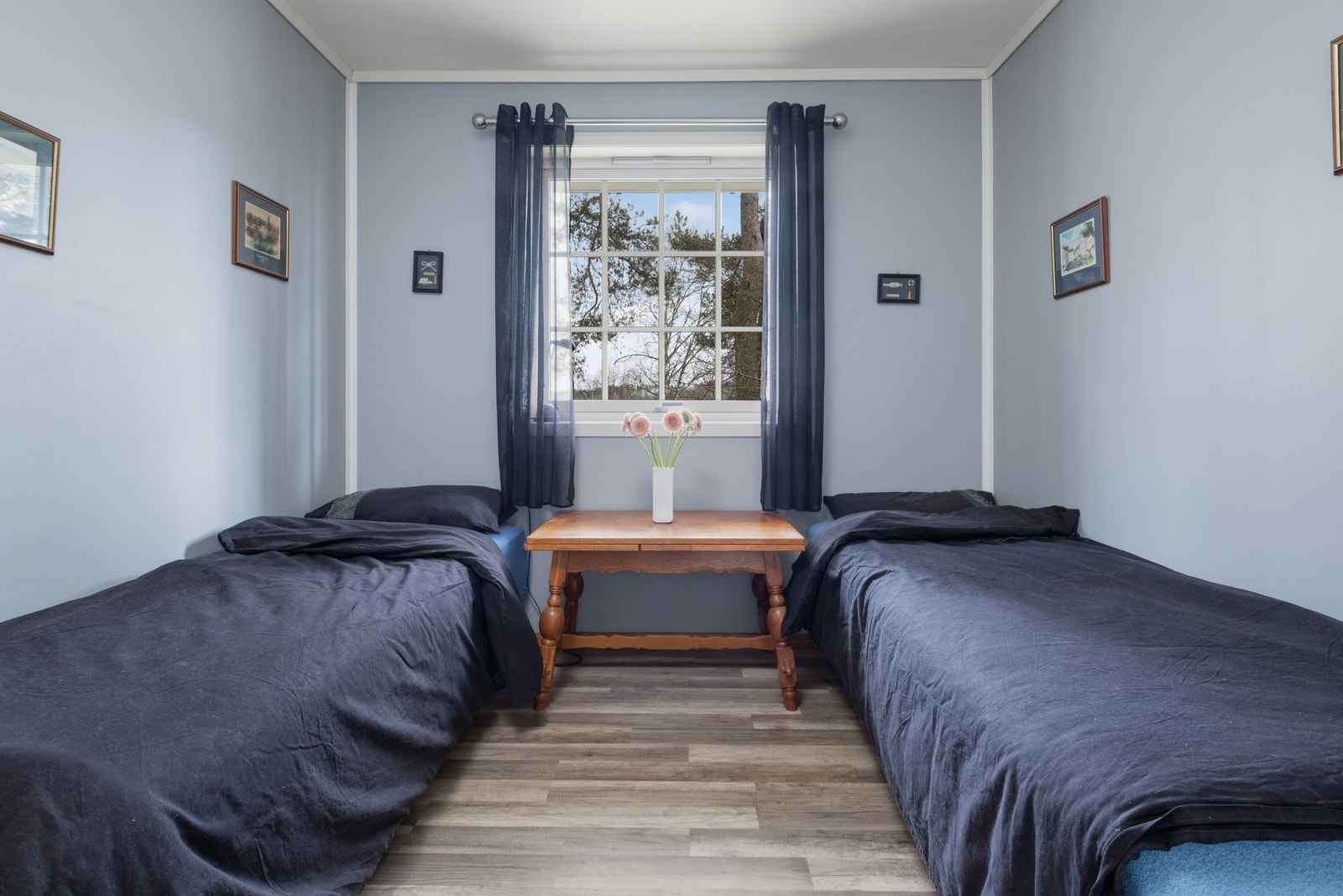 Boligens andre soverom egner seg godt som gjesterom, barnerom eller kontor, men har også plass til en dobbeltseng med nattbord på hver sin side og skap/kommode til oppbevaring. Galleribilde