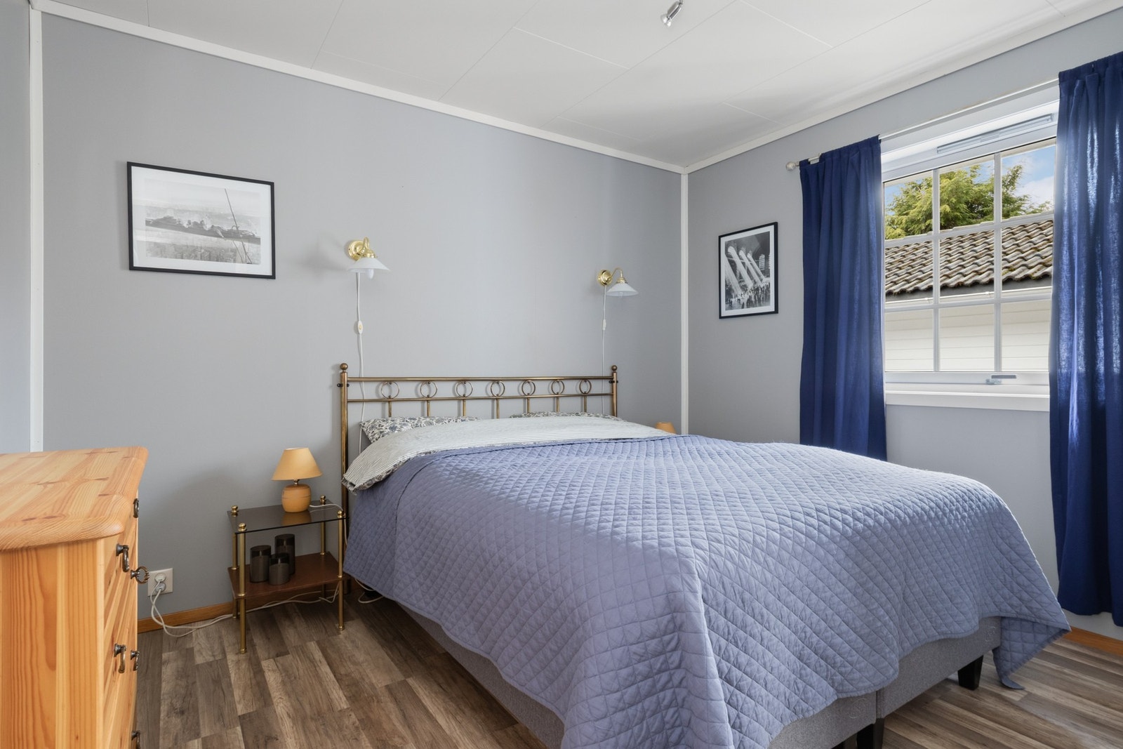 Boligens hovedsoverom har plass til dobbeltseng med nattbord på begge sider, og har god plass til oppbevaring i skyvedørs garderobe. Galleribilde