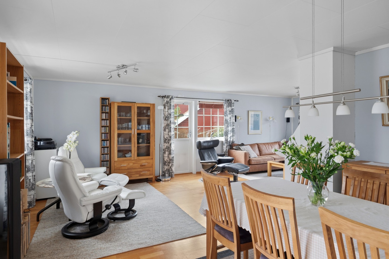 Lun og koselig stue med godt innslipp av naturlig lys, fra stuen har du også utgang til terrasse som fungerer som en utmerket forlengelse av rommet. Galleribilde
