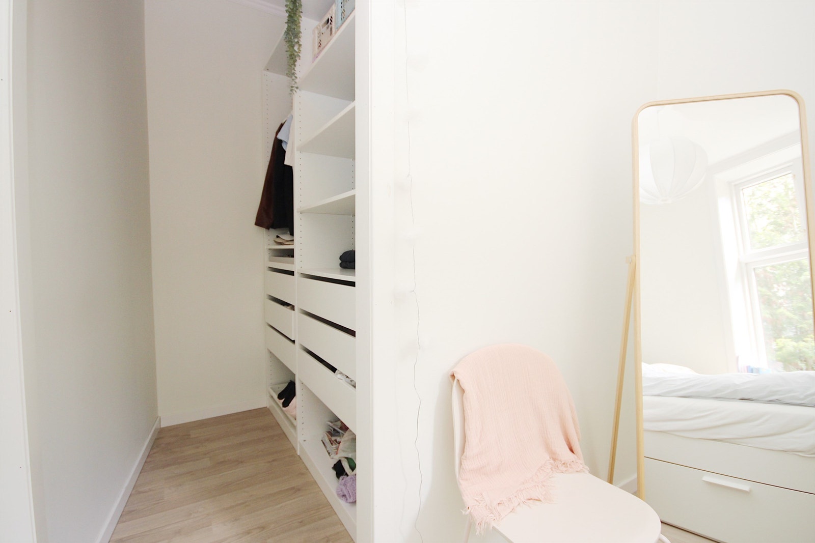 Praktisk walk-in closet på soverommet. Galleribilde