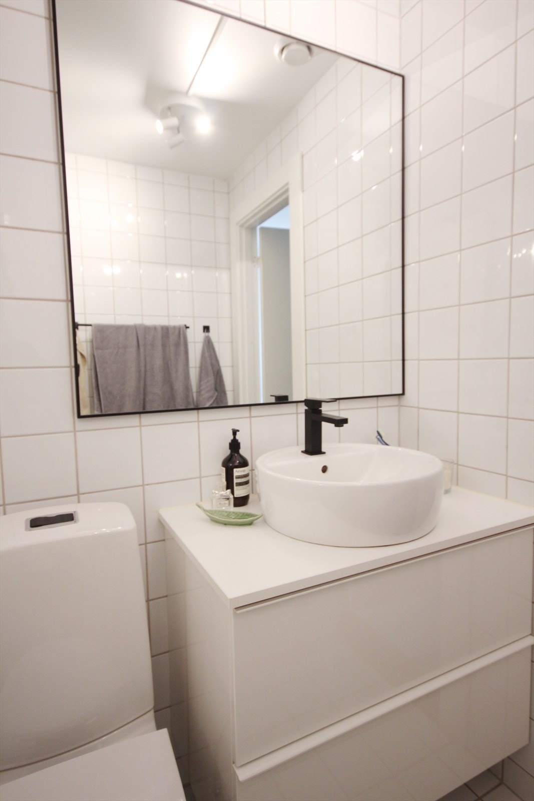 Moderne detaljer på badet. Galleribilde