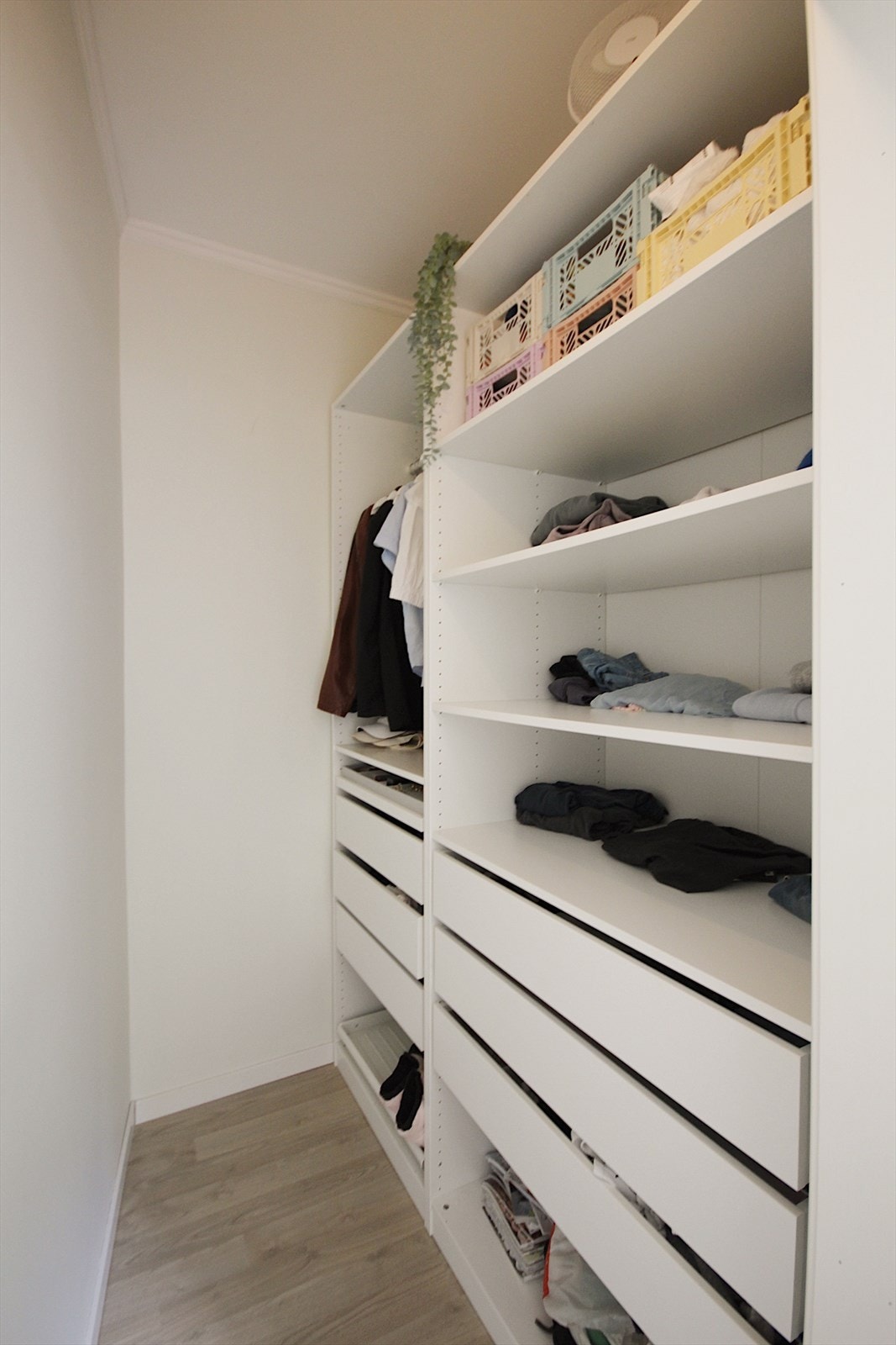 Praktisk walk-in closet på soverommet. Galleribilde