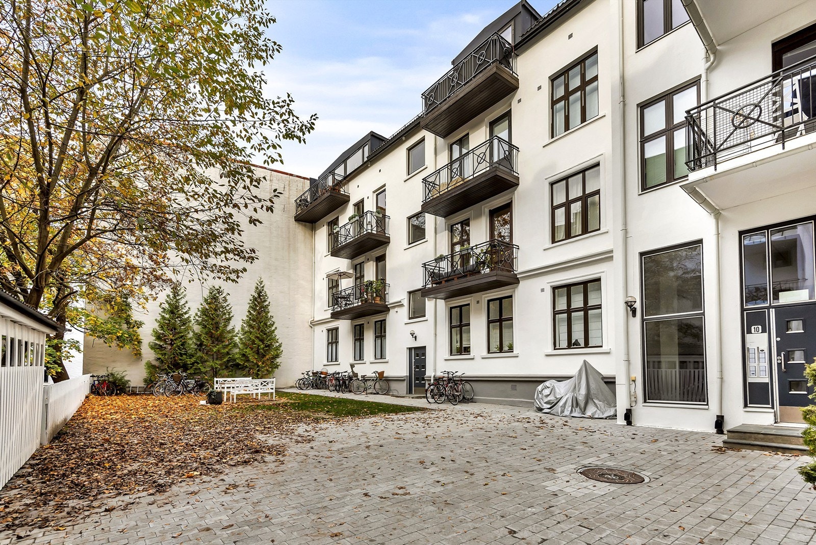 Fasadebakgård. Det er lagt ny plen i bakgården. Galleribilde