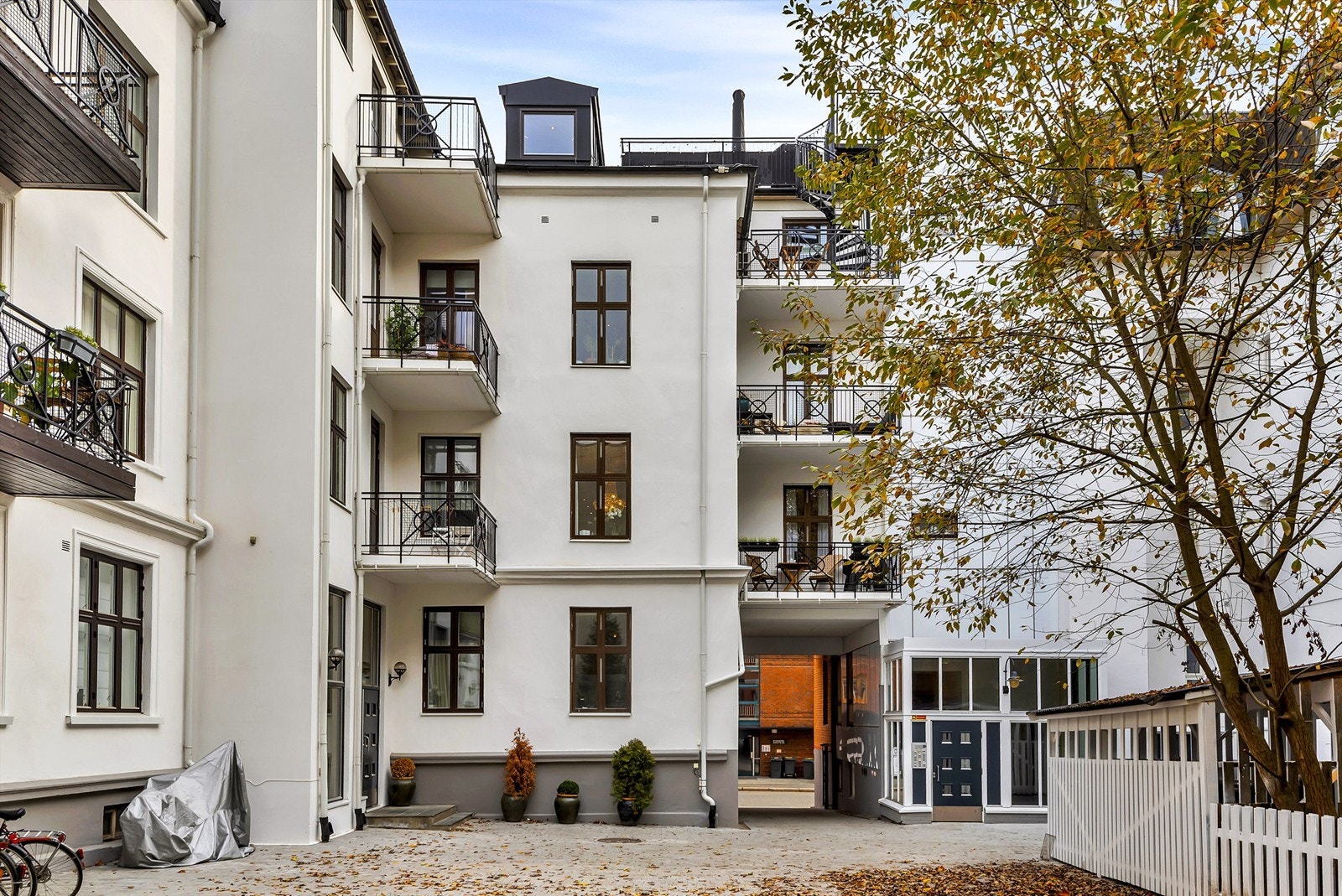 Fasadebakgård. Det er lagt ny plen i bakgården. Galleribilde