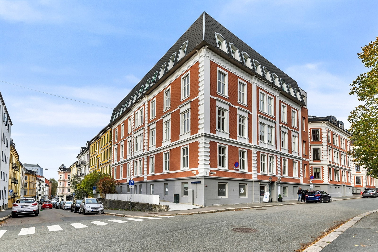 Fasade. Leiligheten ligger kun et par minutter fra handlegaten Bogstadveien. Galleribilde