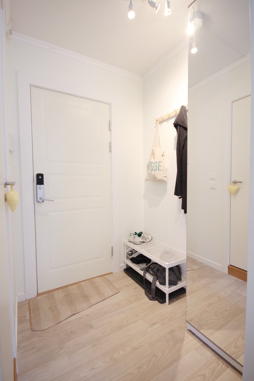 Inngangsparti med garderobeskap. Galleribilde