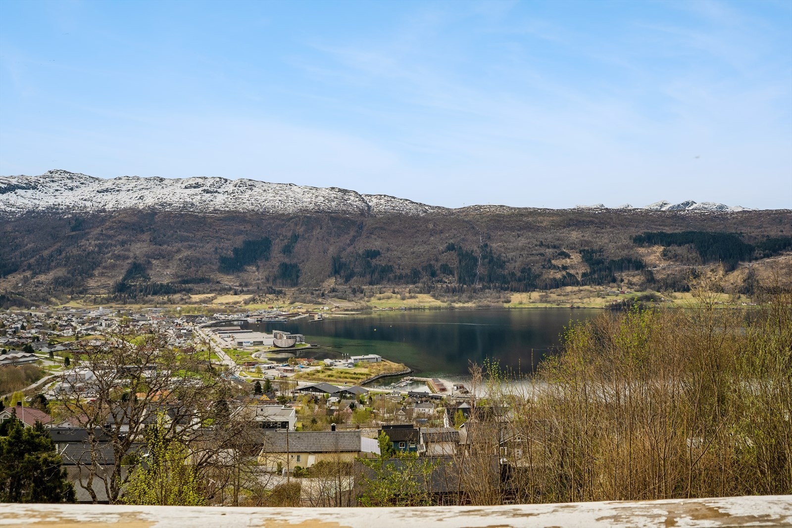 Bustaden ligg på eit høgdedrag som gjev deg panoramautsikt over sentrum, fjorden og fjella i kring. Galleribilde