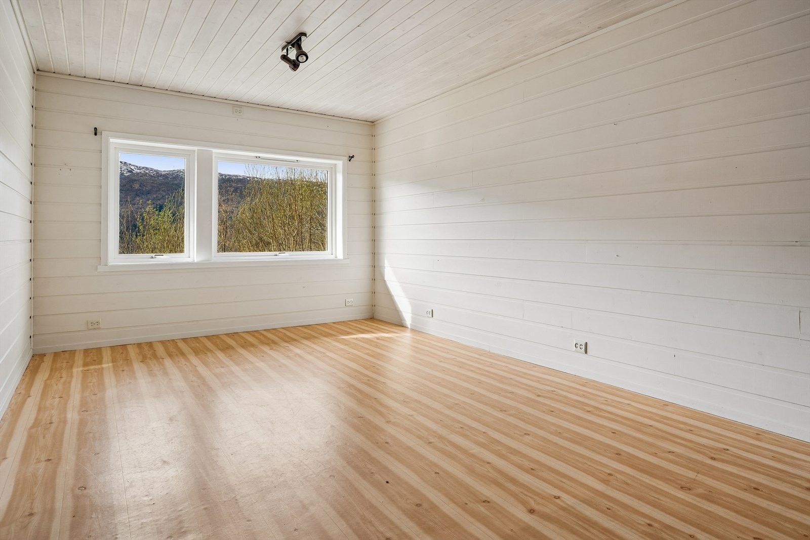 Hobbyrom eller kjellarstove? Ynskjer ein å trekke seg litt tilbake, er dette den rette staden! Her kan ein nyte roen for seg sjølv. Galleribilde