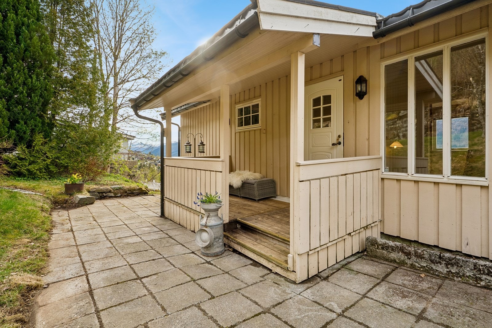 Inngangspartiet ynskjer deg velkomen med hellelagt tunområde og fine detaljar i naturstein. Galleribilde