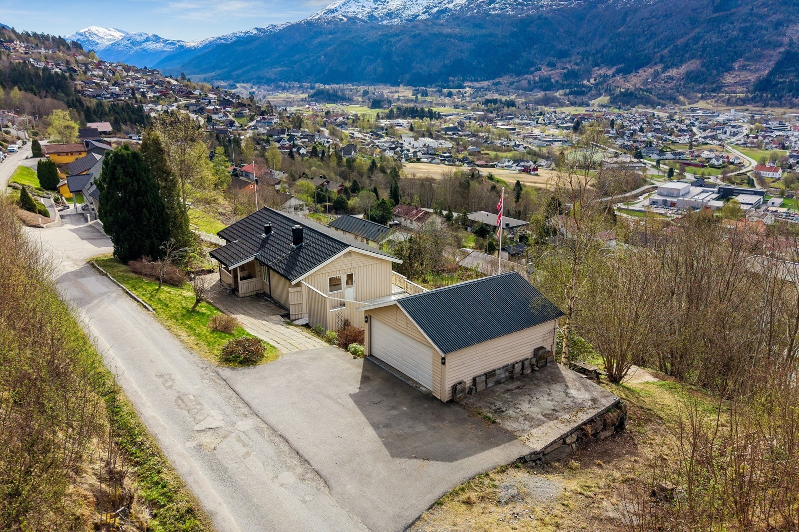 Eigedomen er fint beliggande i eit roleg og attraktivt bustadområde øverst i Prestemarka. Galleribilde