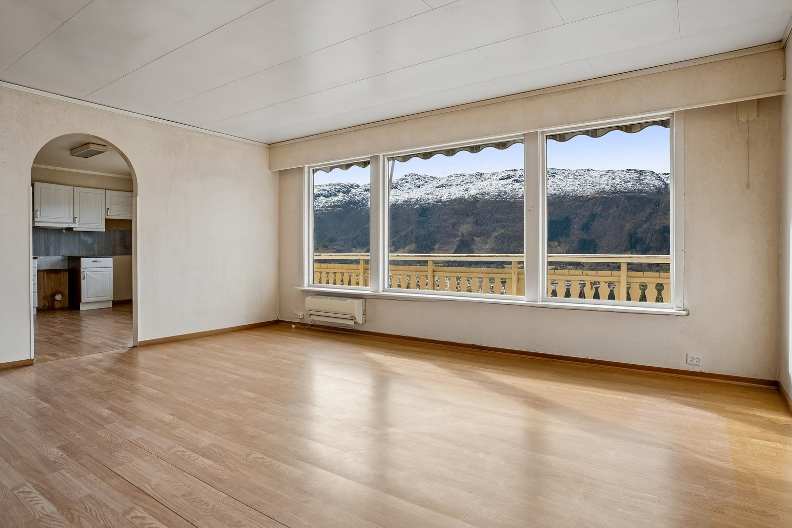 Bustaden har ei praktisk planløysing, med stove og kjøkken i direkte tilknytning til kvarandre. Kanskje du vil lage ei opa løysing? Galleribilde
