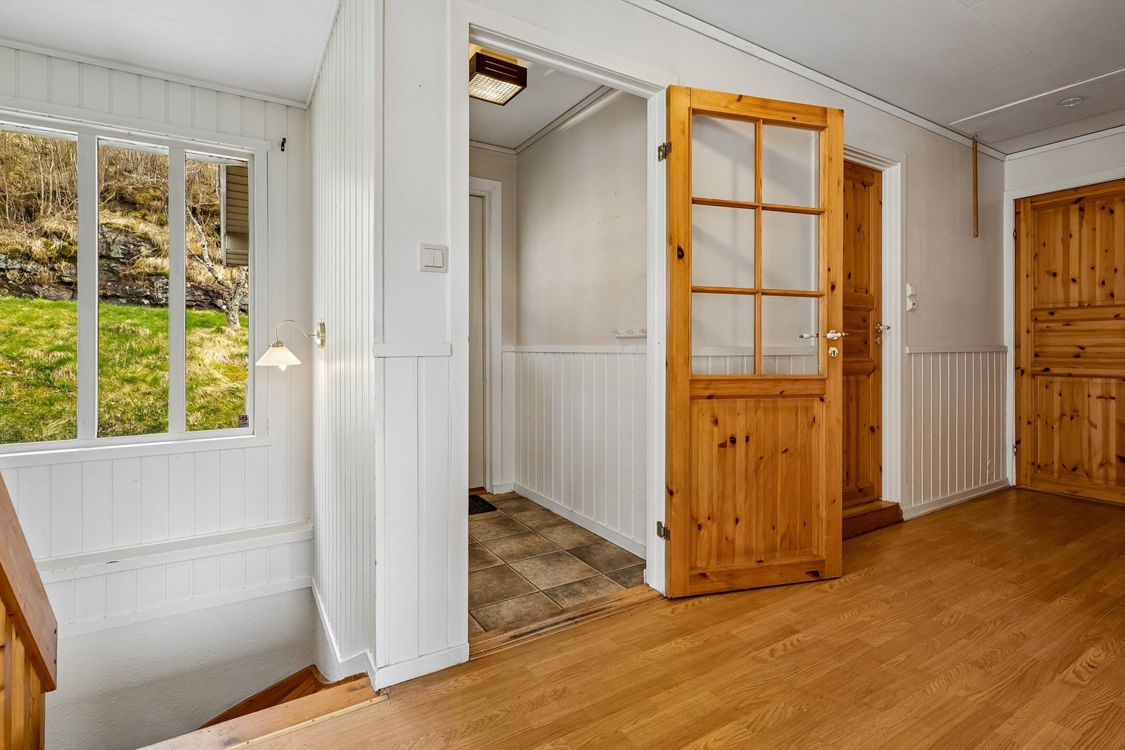 Entré/gangen knyt fint saman opphaldsromma med badet og dei to soveromma. Galleribilde