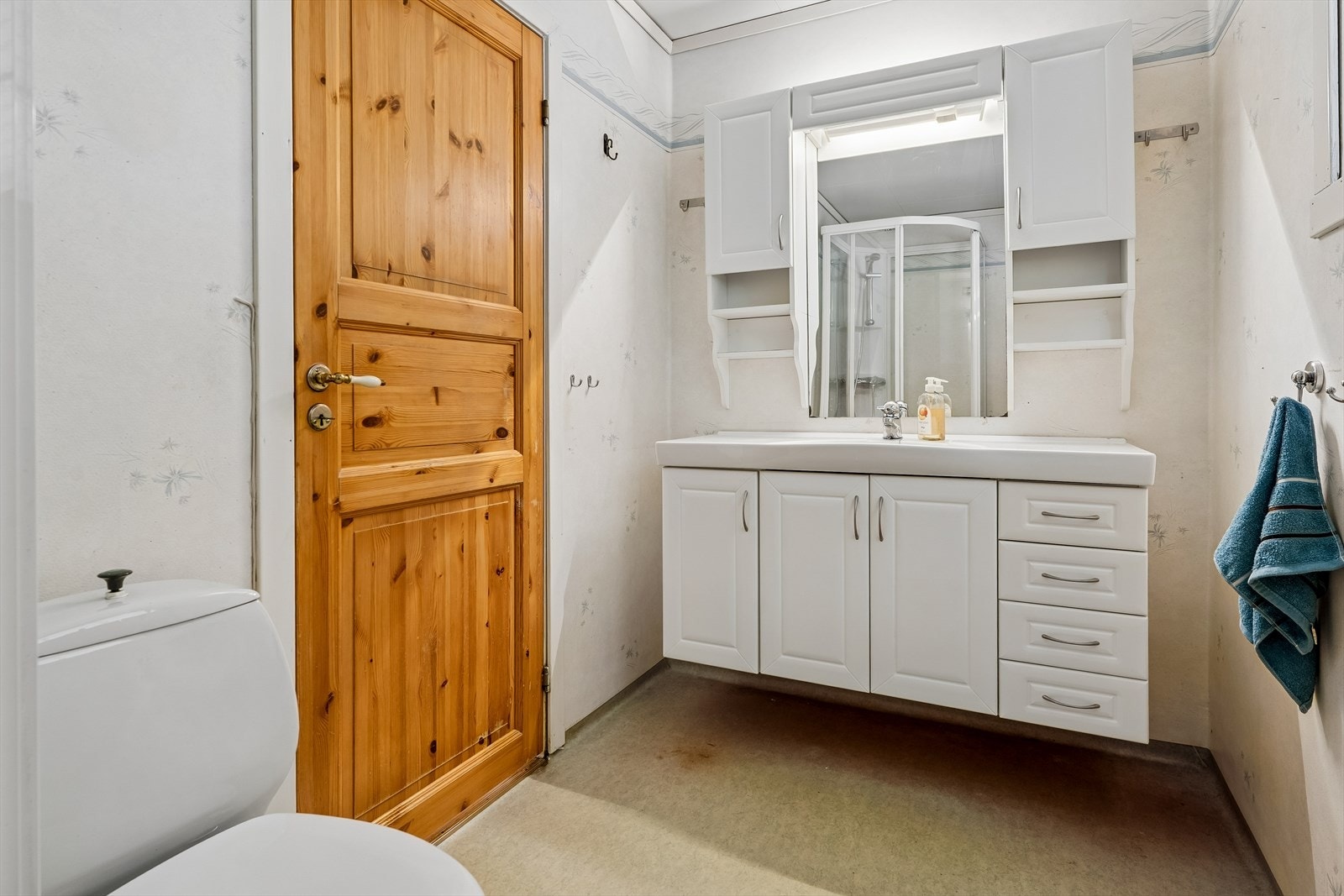 Badet har god lagringsplass i ei godt utbygd baderomsinnreiing. Galleribilde