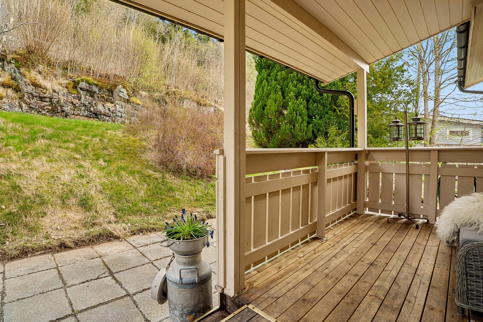 Bustaden er omringa av hyggjeleg grøntareale, som bidreg til å skape ei god atmosfære. Galleribilde