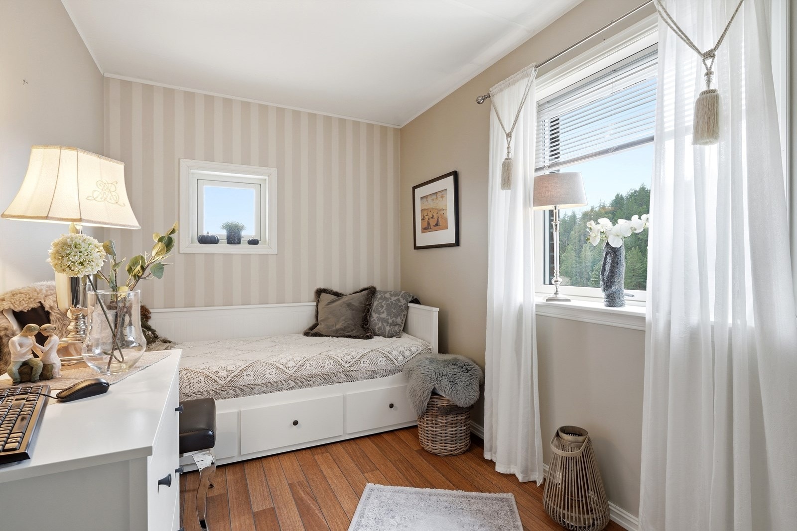 Soverom med god plass til seng og klesskap. Galleribilde