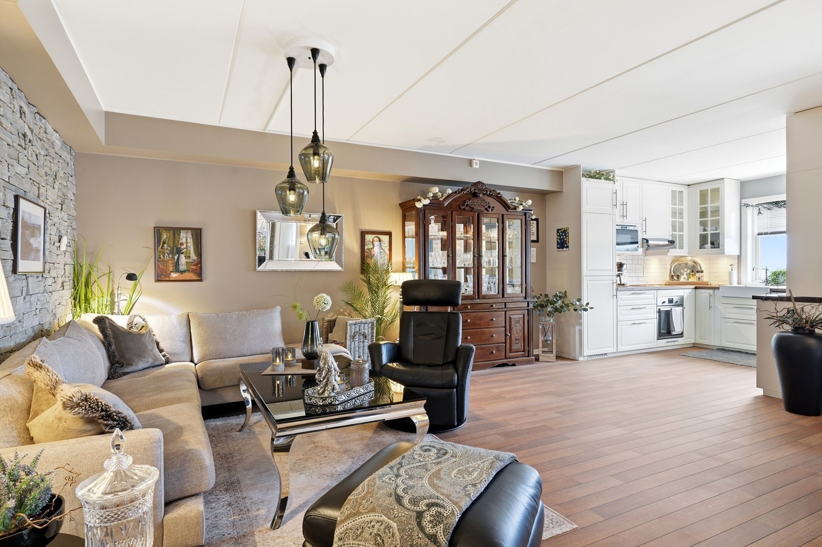 I stuen har man derfor god plass til å innrede med både sofagruppe og spisebord. Galleribilde