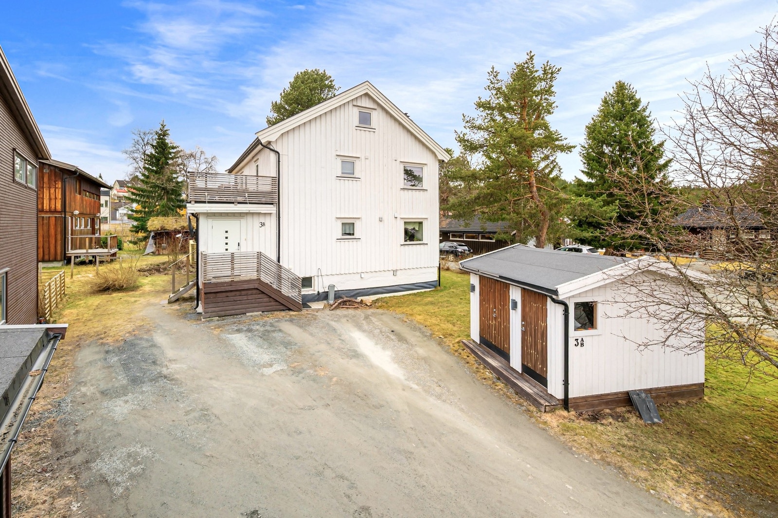 Boligen har en flott beliggenhet i et rolig og barnevennlig boligområde rett ved Kyvannet. Galleribilde