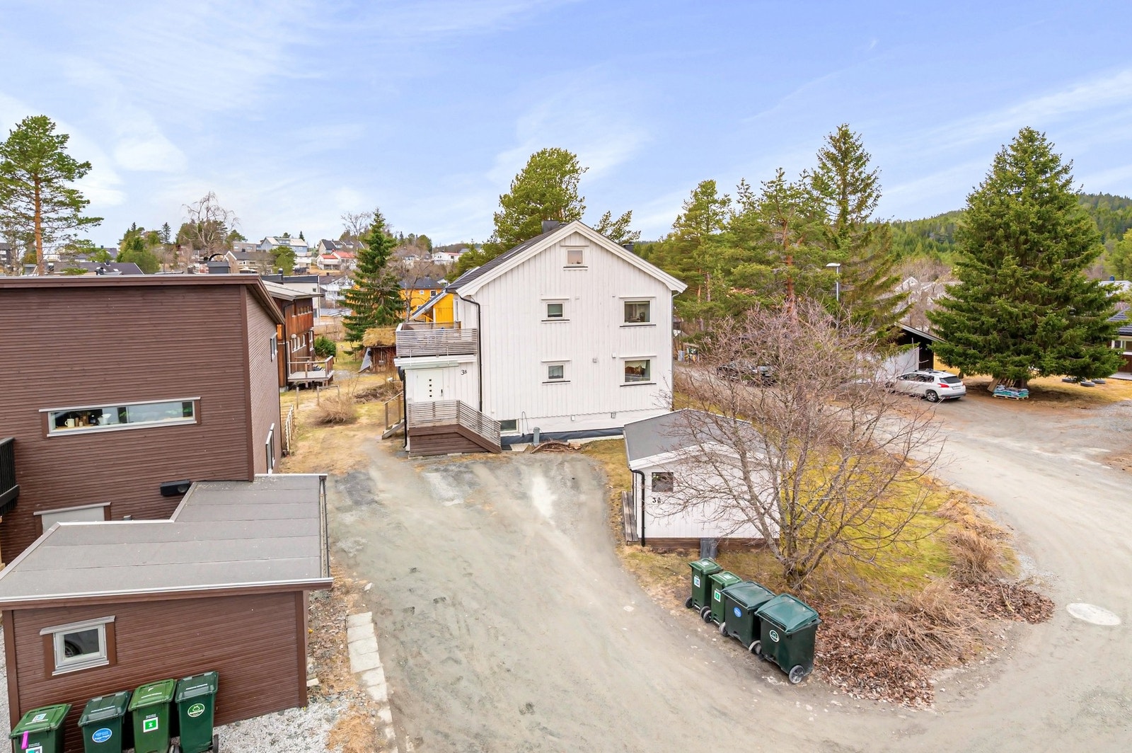Parkering på oppstillingsplass på tomt, adskilt utebod på tomt. Galleribilde
