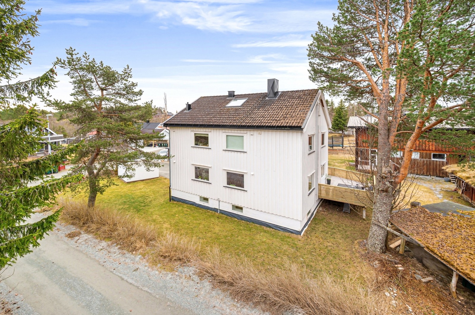 Lite trafikkert område, perfekt beliggenhet for barnefamilier. Boligen har en rolig og skjermet beliggenhet. Galleribilde