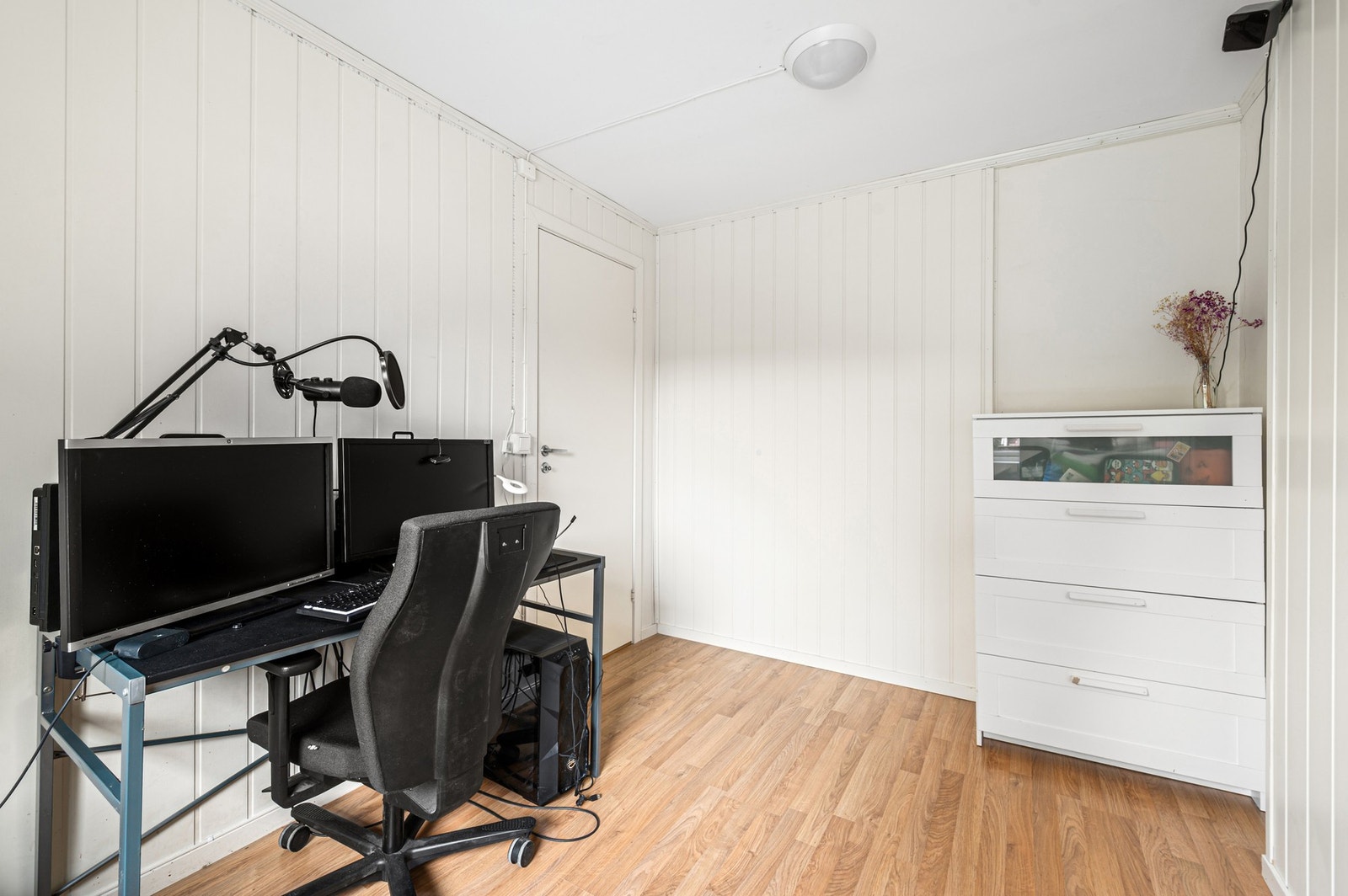 Plass til seng og garderobeskap. Galleribilde