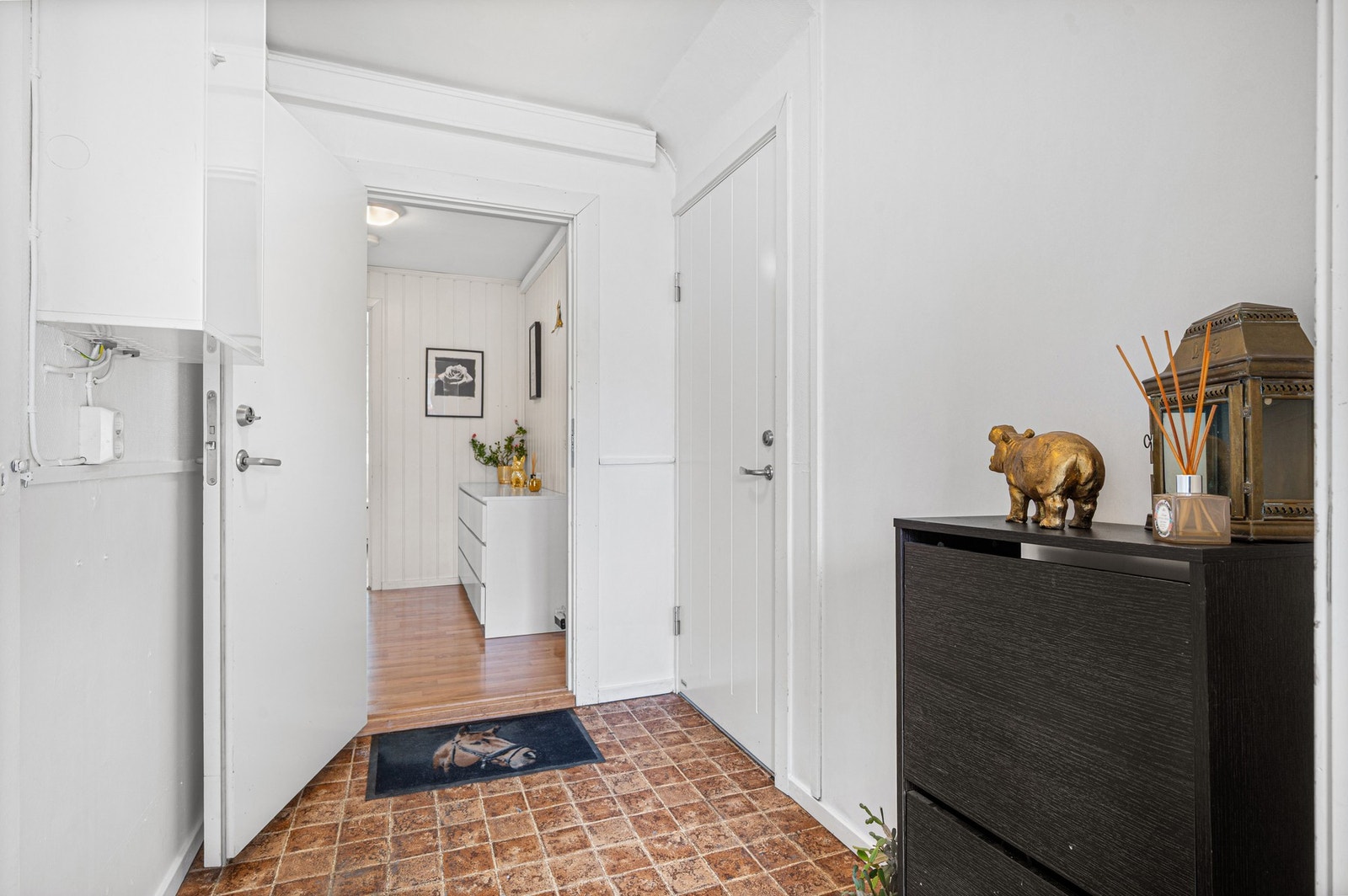 Romslig gang med plass til oppbevaring. Galleribilde