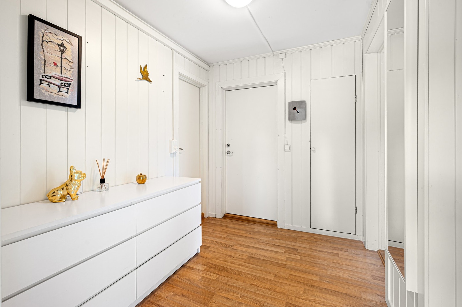 I Vinkelstien bor du i et veletablert og barnevennlig nabolag i kanten av Bymarka, med nærhet til lekeplass, barnehage, treningssenter og trikkeholdeplass. Trikken bruker ca. 15 min til sentrum. Galleribilde