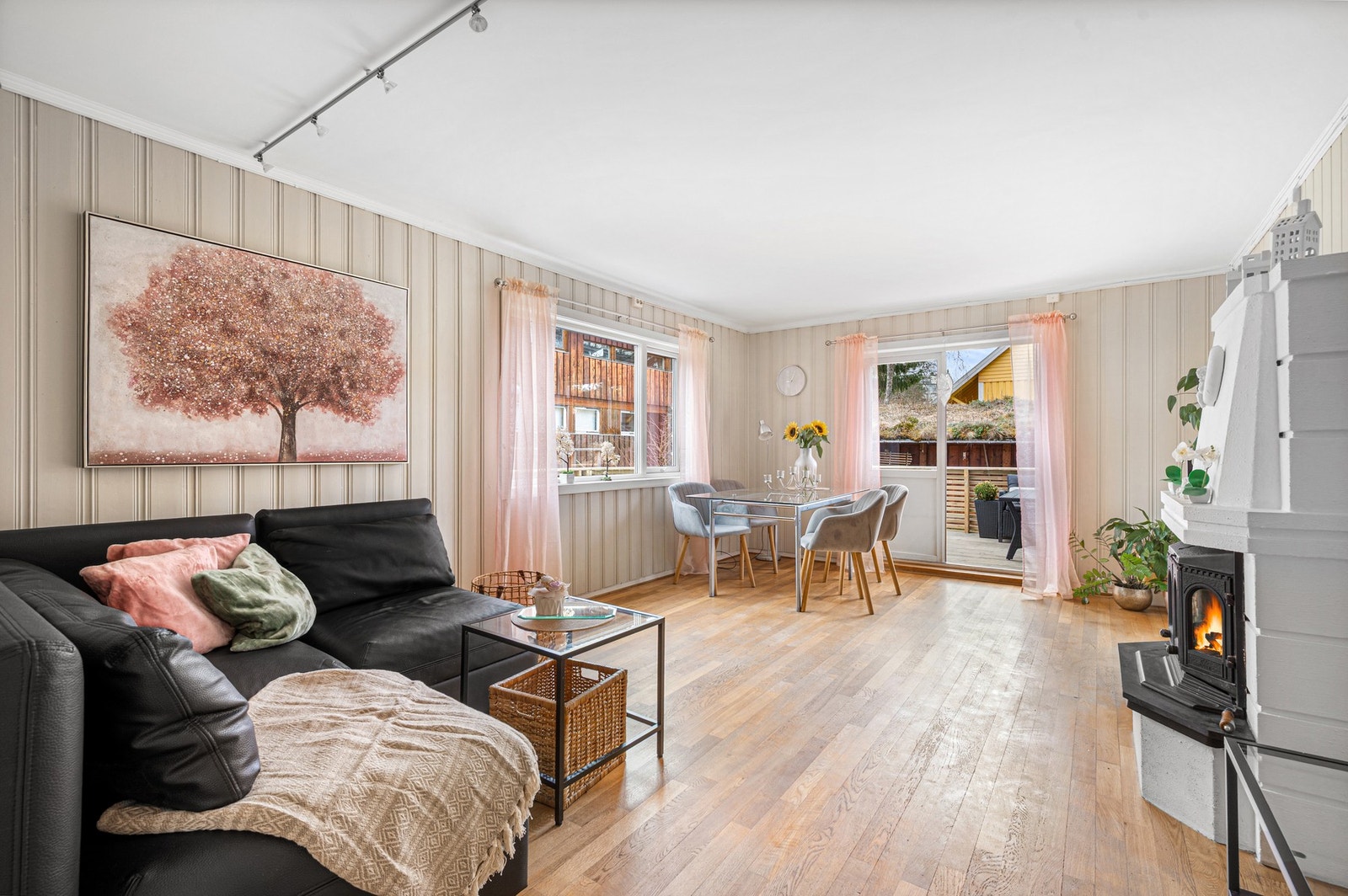 God plass til flere sittegrupper. Galleribilde