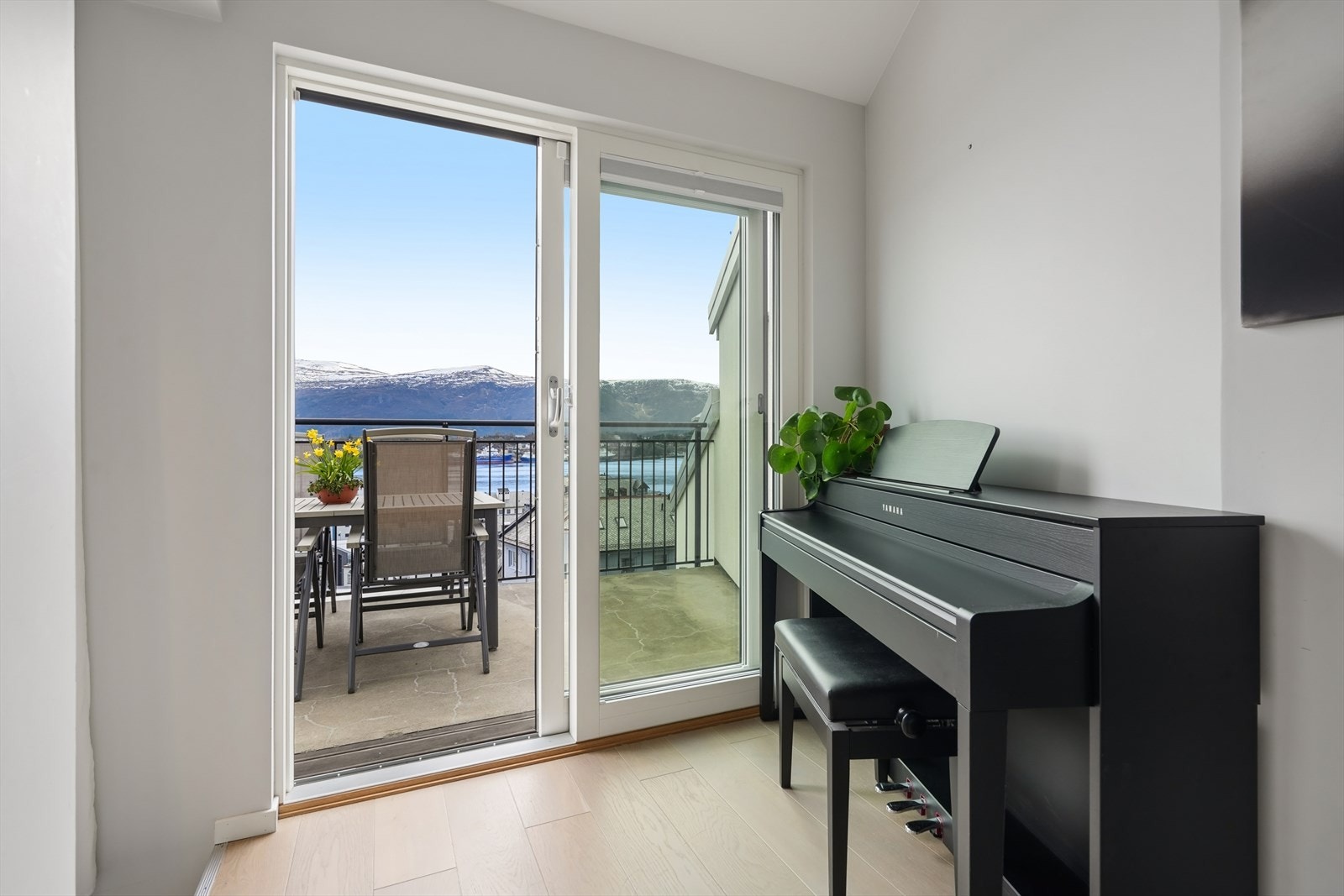 Også fra dette rommet er det utgang til den store balkongen via en skyvedør. Galleribilde