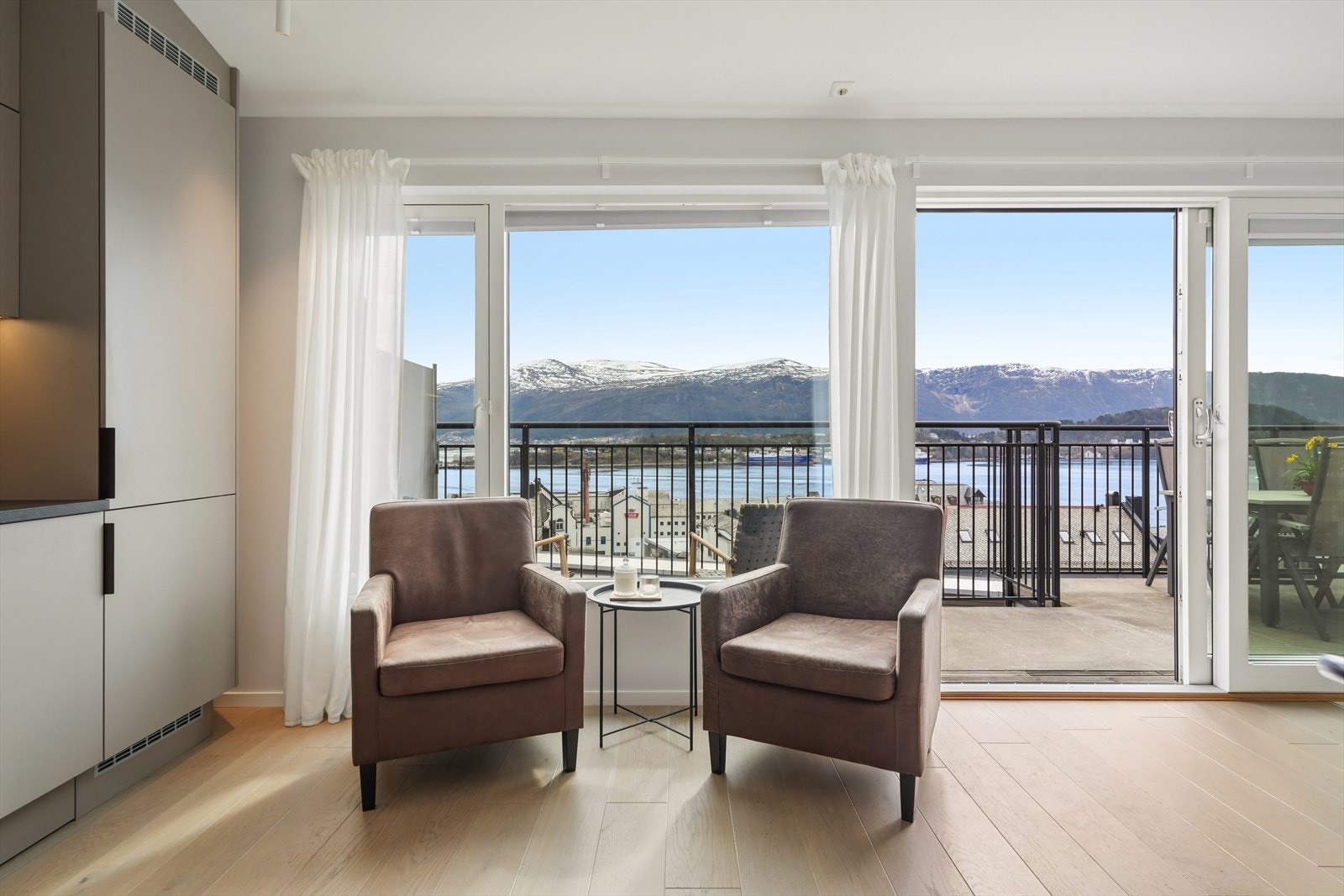 De store vindusflatene slipper inn rikelig med lys og rammer inn utsikten. Galleribilde