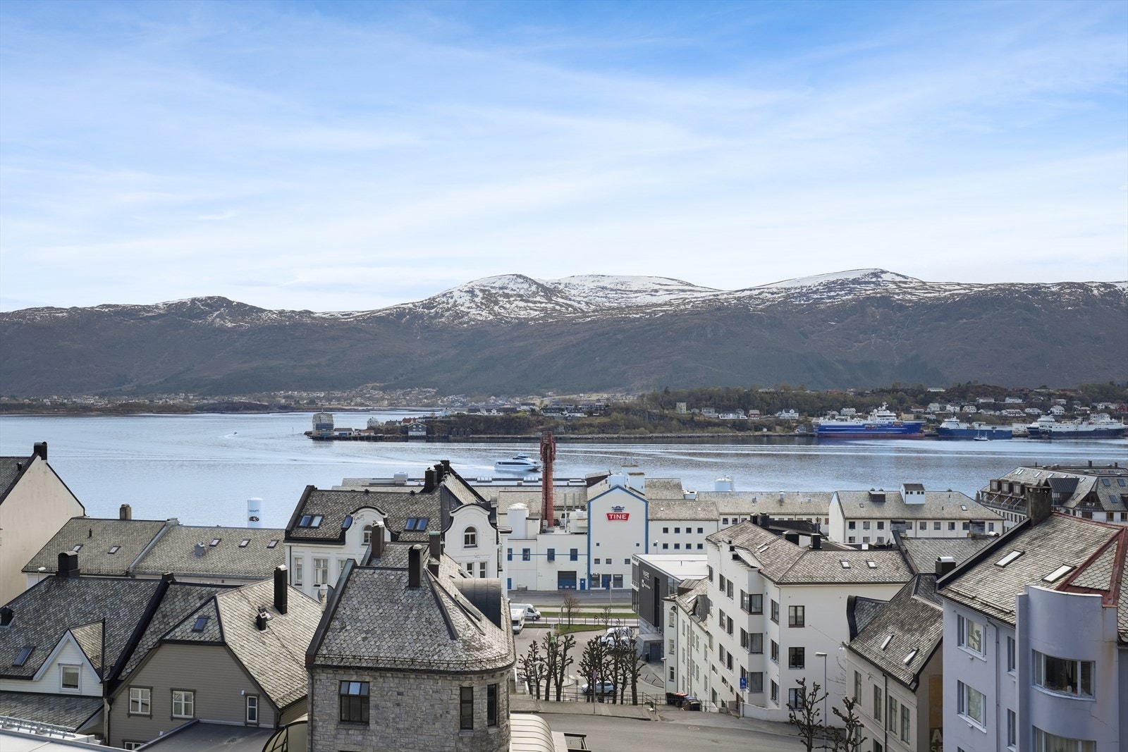 Fra leiligheten har man utsikt over kjente fjellformasjoner og den vakre fjorden. Galleribilde