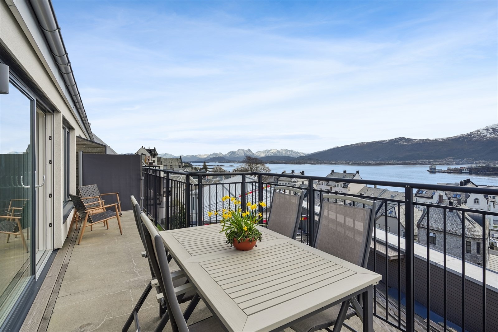 Den sørvendte balkongen på 15 m² er en forlengelse av stuen. Her er det god plass til både sittegruppe og spisebord, med utsikt over by og fjord. Galleribilde