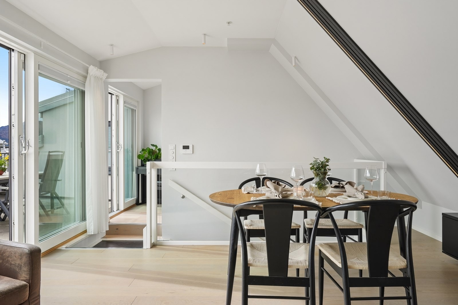 Den åpne planløsningen gir fleksibilitet for møblering, med god plass til både spisebord og en egen salongdel. Galleribilde
