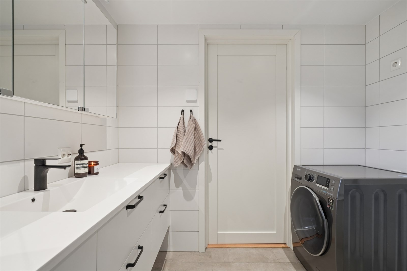 Romslig og moderne baderomsinnredning med mye oppbevaringsplass for baderomsartikler. Galleribilde