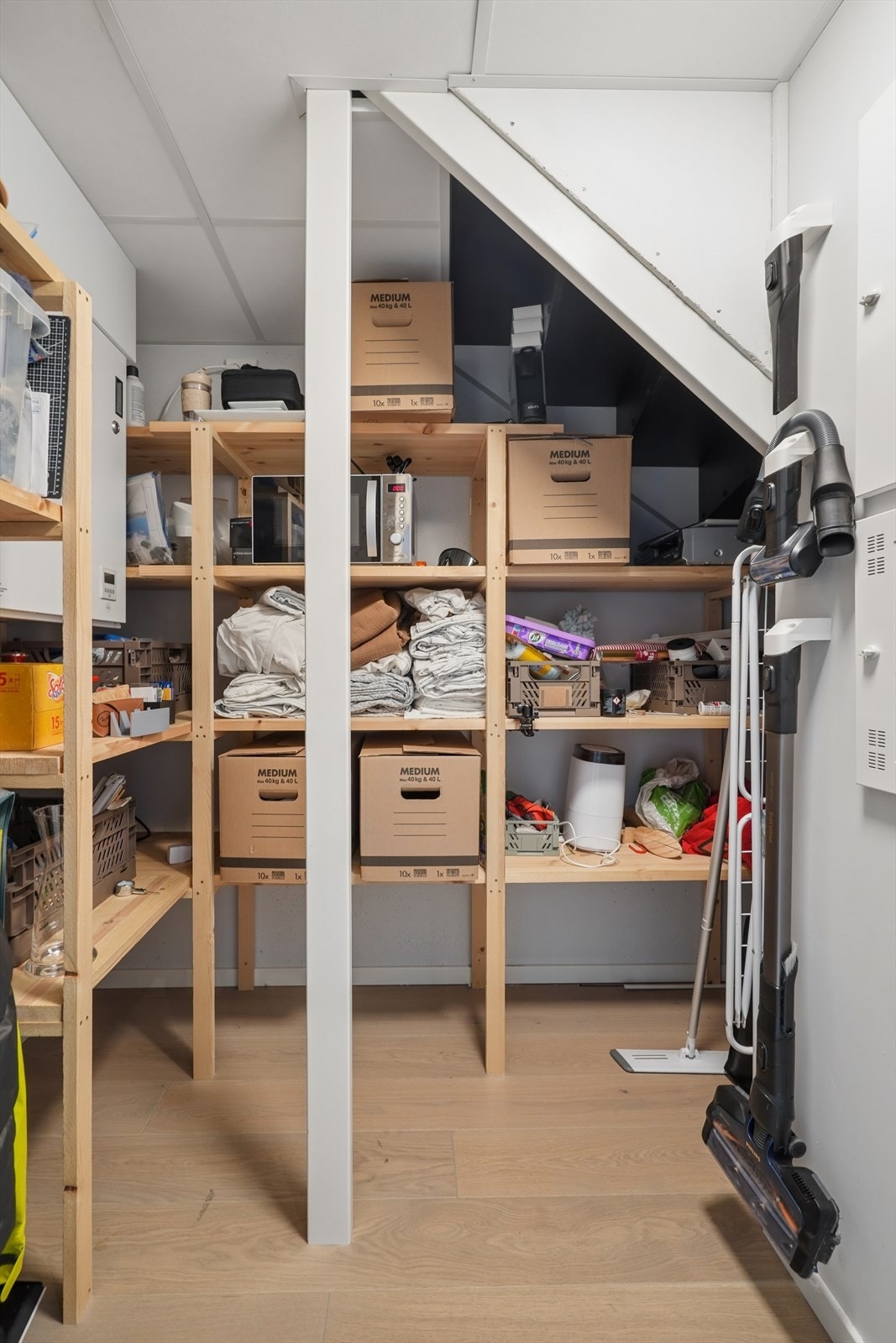 Praktisk innvendig bod med lagringsplass. I tillegg medfølger det en ekstern bod på 5 m² i underetasjen. Galleribilde