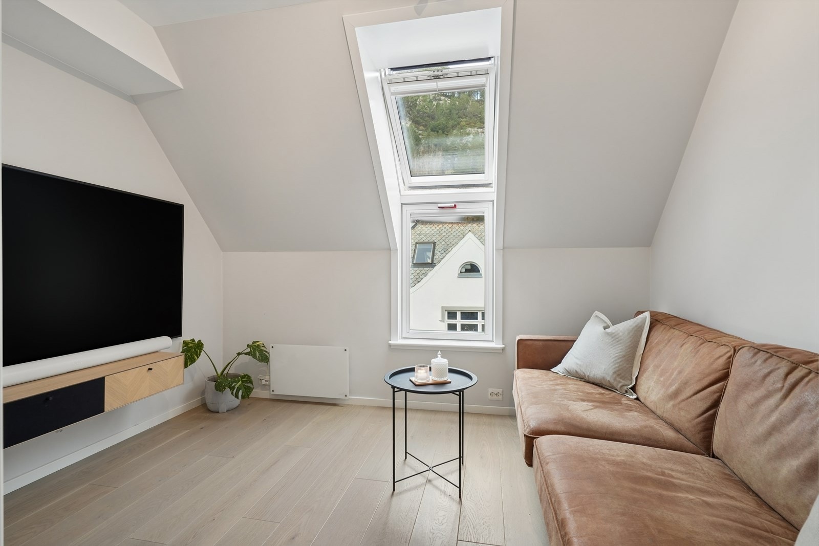 Soverom 2 er innredet som en hyggelig TV-stue, med takvindu som gir godt med lys. Galleribilde
