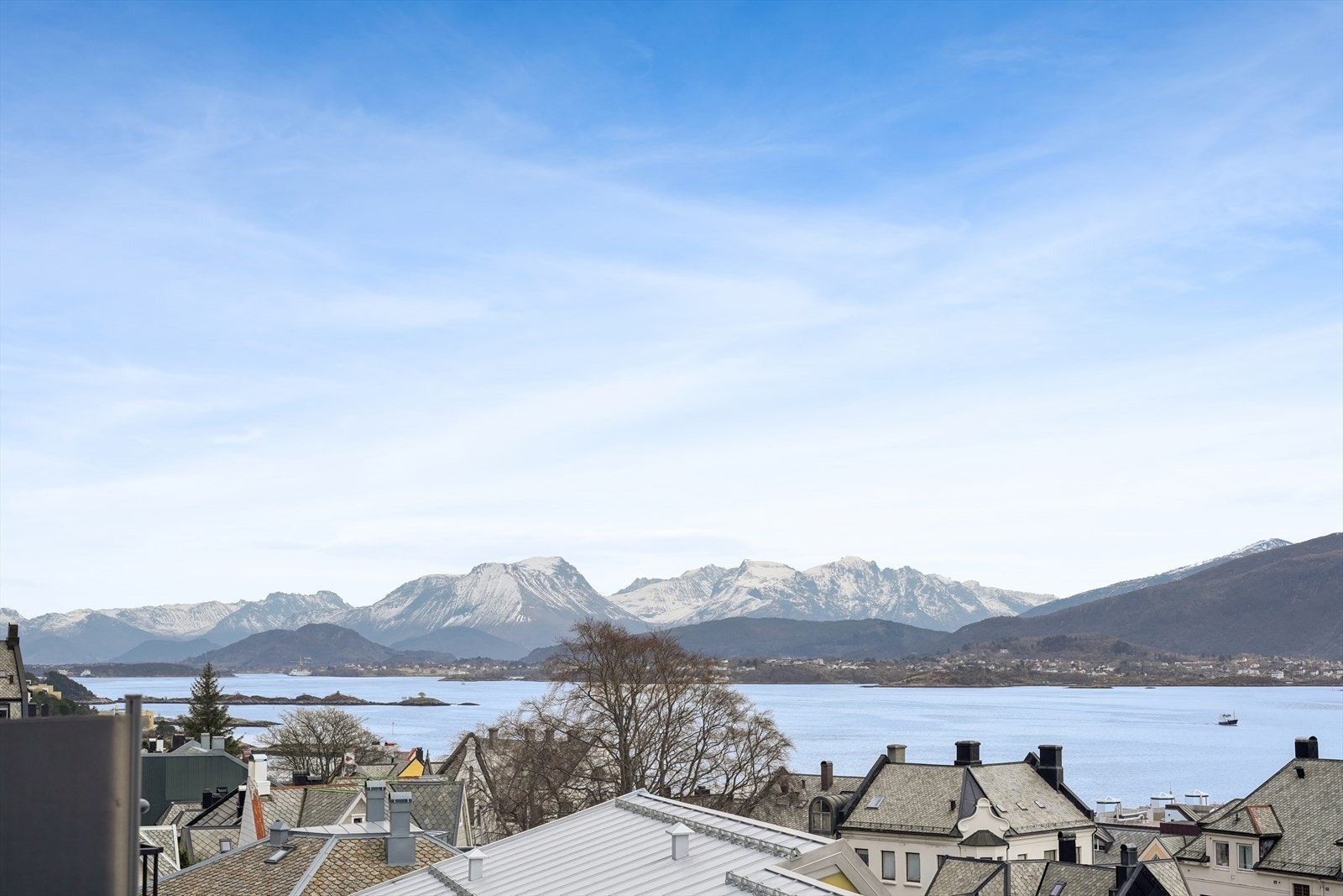 Utsikt mot de omkringliggende fjellene og innseilingen til Ålesund. Galleribilde