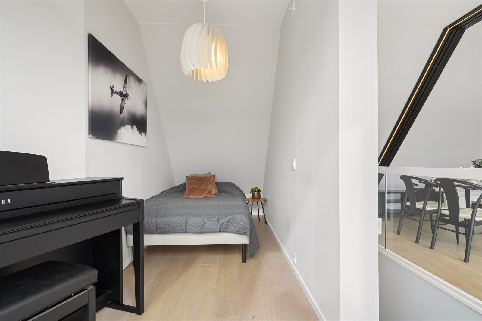 Loftsetasjen har et ekstra rom som egner seg godt som kontor eller en rolig lesekrok. Galleribilde