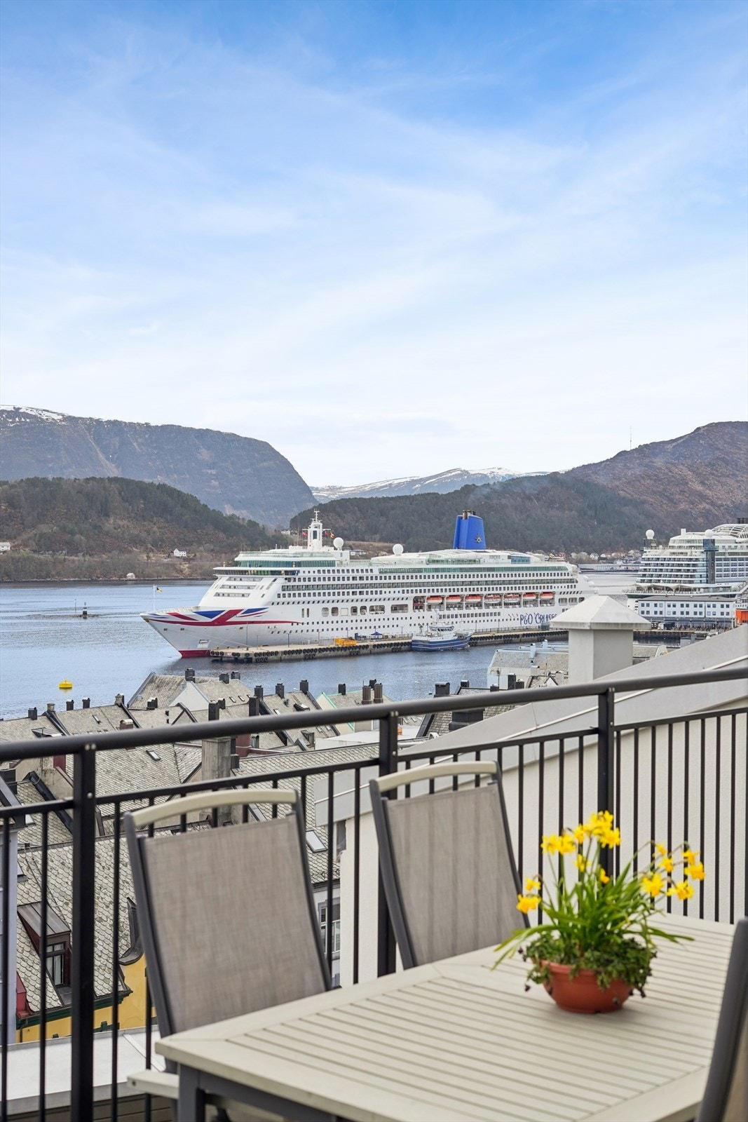 Beliggenheten gir nærhet til byens fasiliteter, inkludert Ålesund Storsenter og Kremmergaarden, som ligger kun få minutters gange unna. Galleribilde