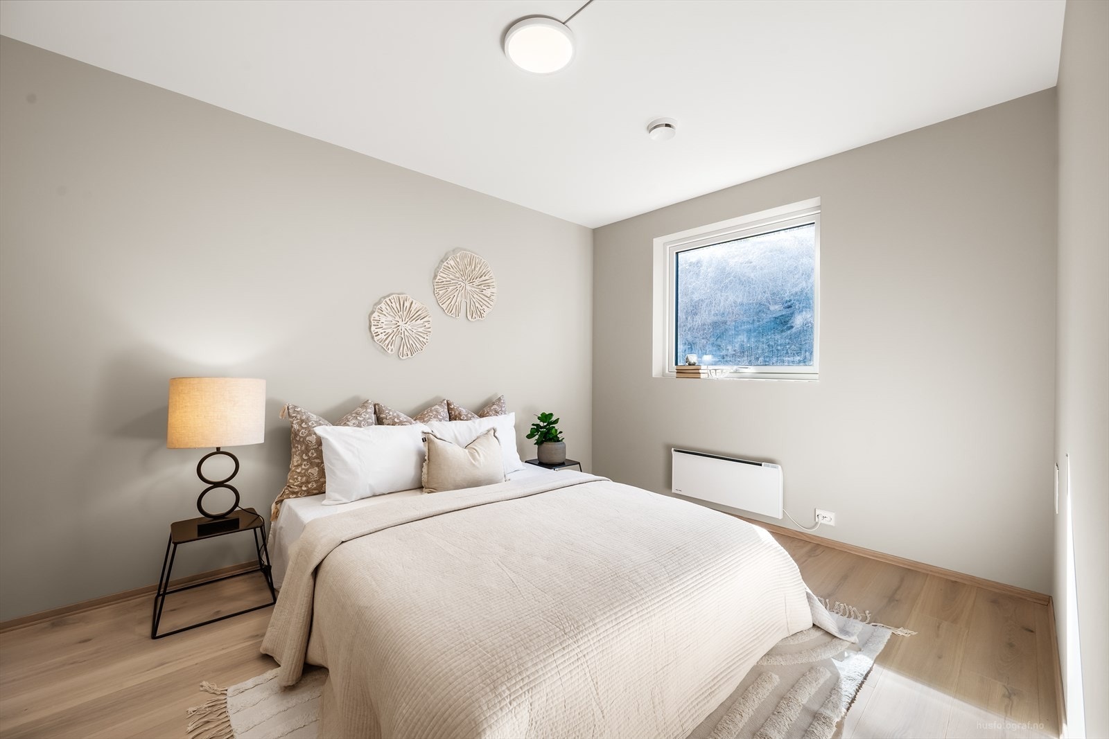 Hovedsoverommet er malt i en behagelig beige tone. Galleribilde
