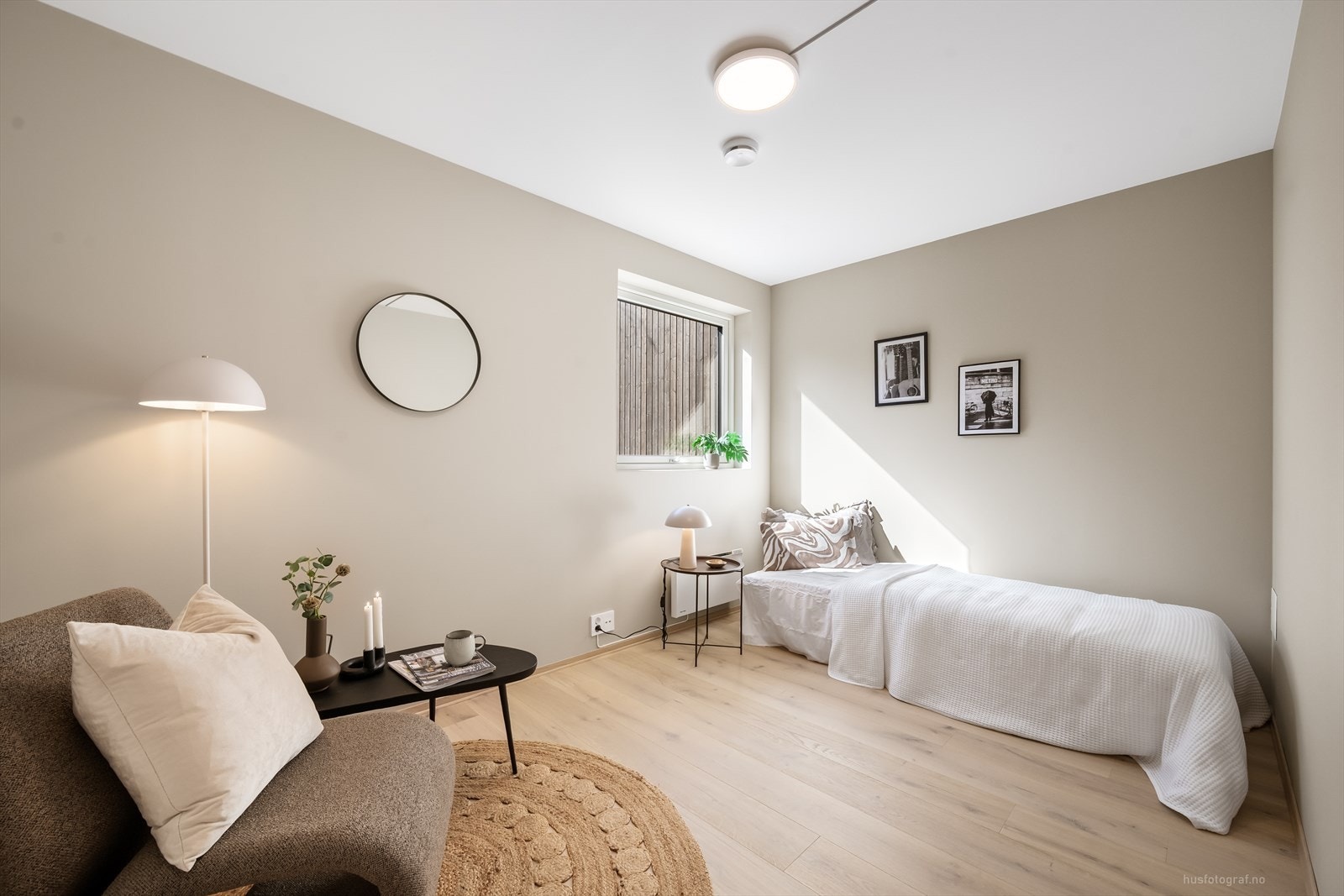 Soverom nr. 3 er romslig og luftig, med god plass til seng, nattbord og garderobeløsning. Galleribilde