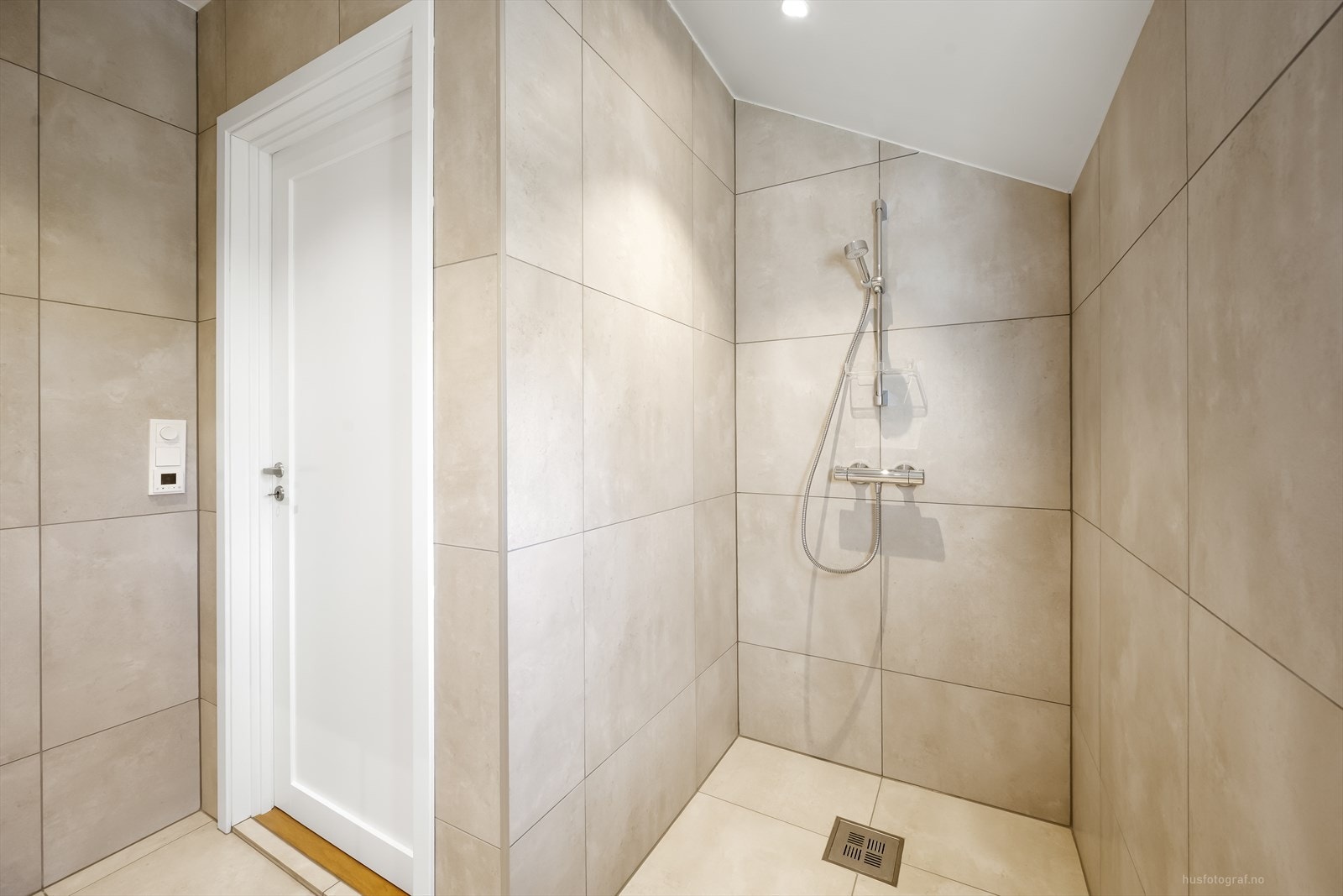 Badet i 2. etasje er utstyrt med vegghengt toalett, hvit baderomsinnredning med speilskap og dusjnisje. Galleribilde