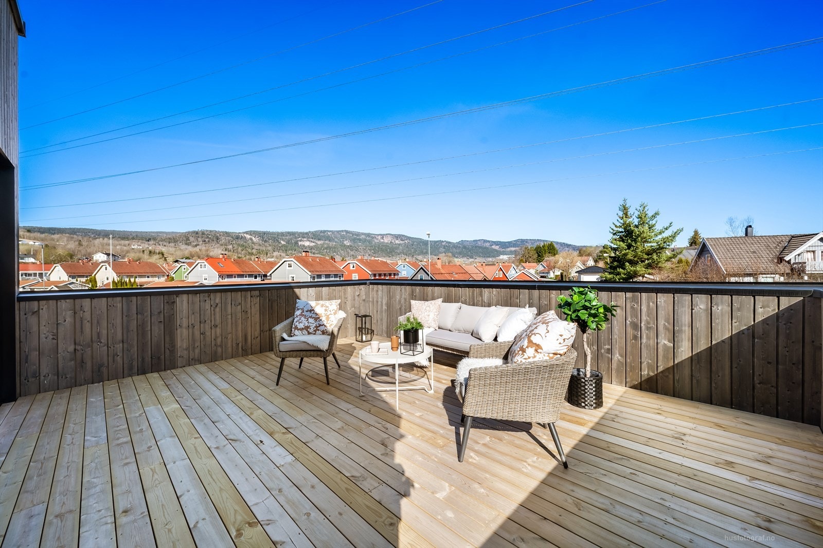 Stor terrasse på 25 kvm med utgang fra stue. Galleribilde