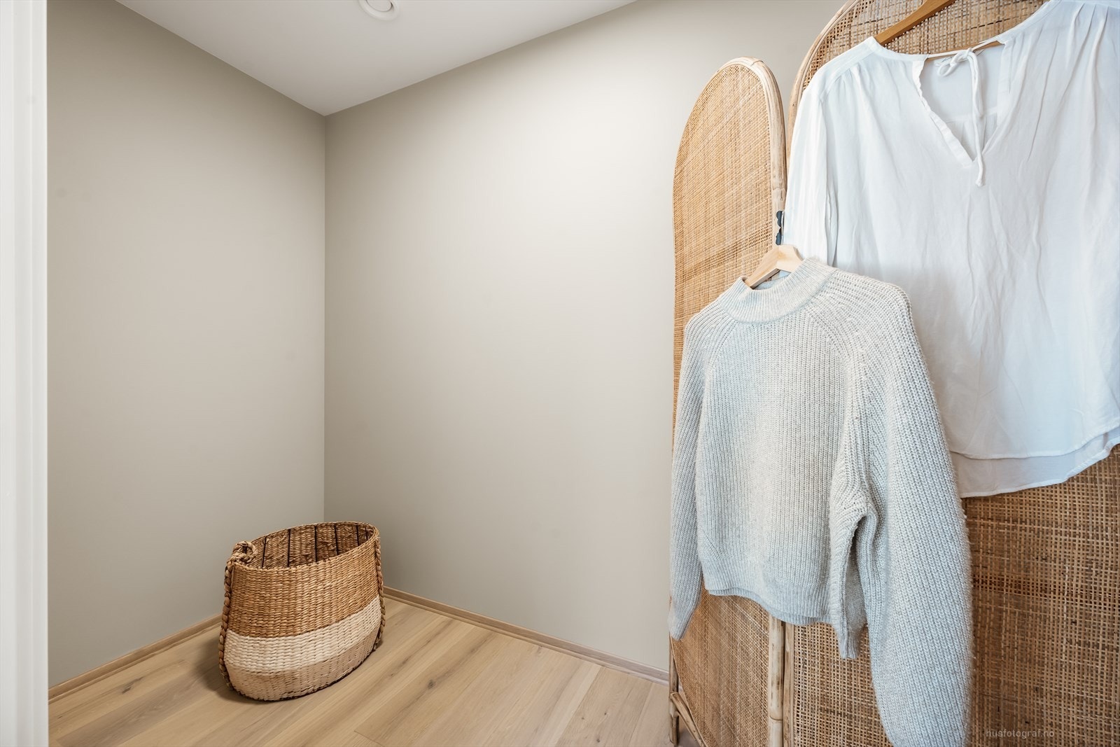 Praktisk walk-in garderobe med god plass og mange muligheter. Galleribilde