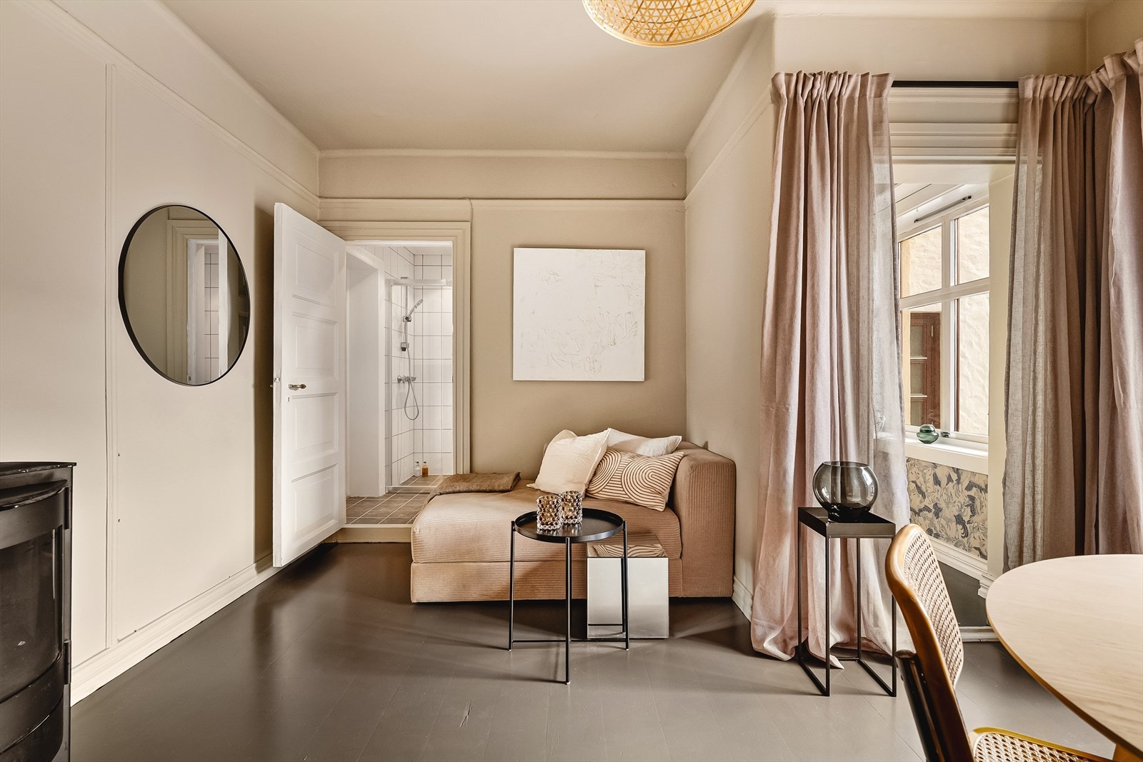 God plass til både spisebord og sofagruppe. Galleribilde
