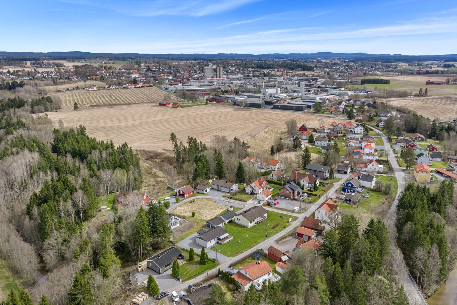 Eiendommen ligger i et barnevennlig og rolig boligområde med gangavstand til skole og sentrum. Galleribilde