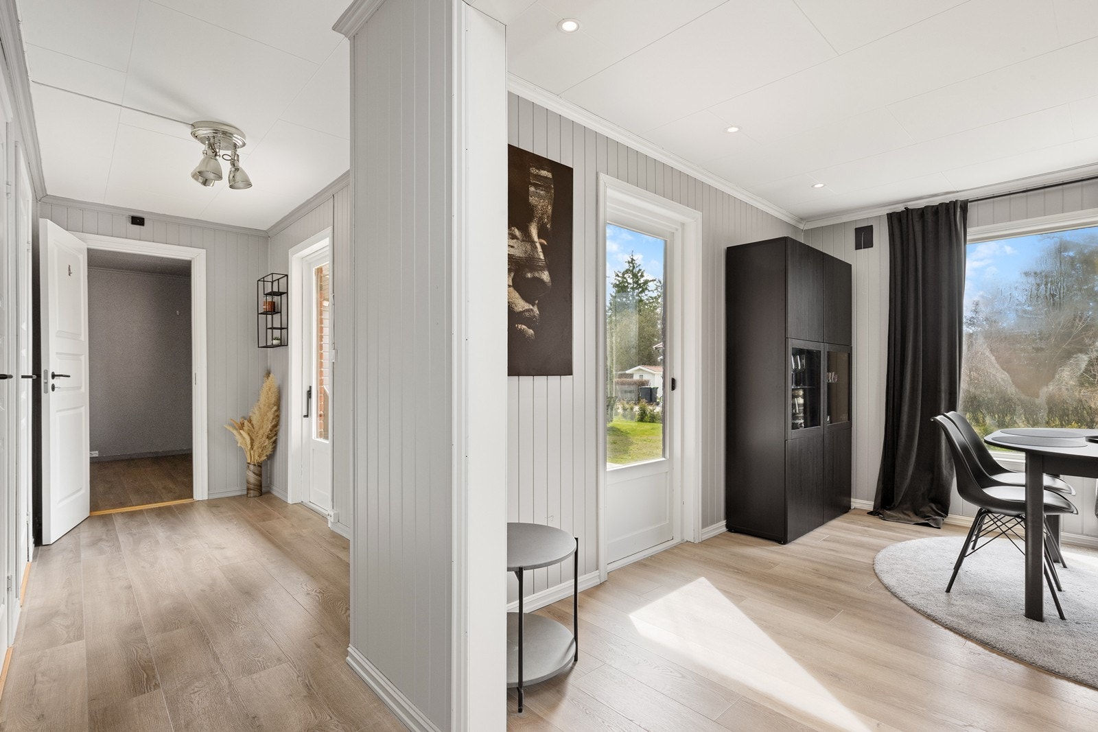 Fra entréen er det adkomst til øvrige rom, med gulv i laminat og vegger med smartpanel. Galleribilde