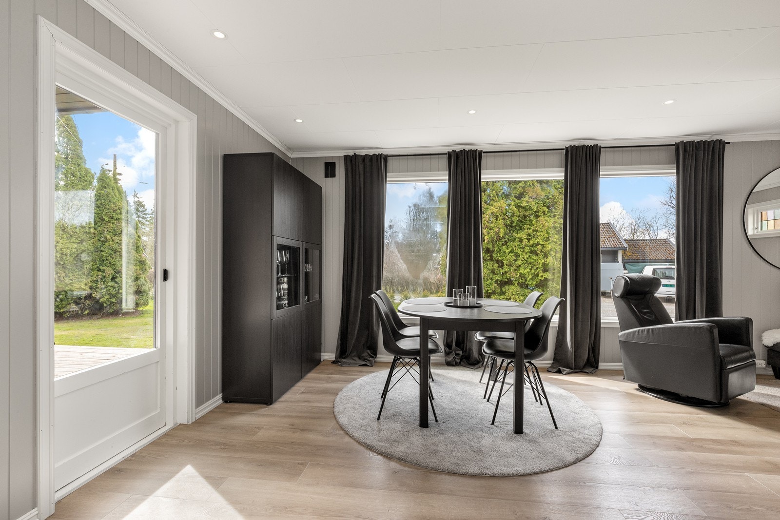 Utgang til terrasse gjør det enkelt å benytte uteområdet. Galleribilde
